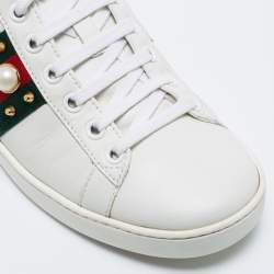 مملوكة مسبقًا حذاء رياضي غوتشي أيس جلد أبيض مرصع سبايك ولؤلؤ صناعي عنق منخفض مقاس 36.5