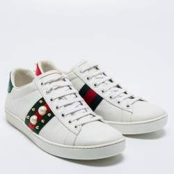 مملوكة مسبقًا حذاء رياضي غوتشي أيس جلد أبيض مرصع سبايك ولؤلؤ صناعي عنق منخفض مقاس 36.5