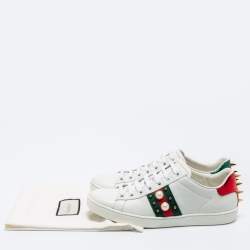 مملوكة مسبقًا حذاء رياضي غوتشي أيس جلد أبيض مرصع سبايك ولؤلؤ صناعي عنق منخفض مقاس 36.5