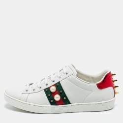 مملوكة مسبقًا حذاء رياضي غوتشي أيس جلد أبيض مرصع سبايك ولؤلؤ صناعي عنق منخفض مقاس 36.5