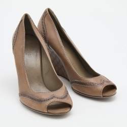 مملوكة مسبقًا Gucci Brown Brogue Leather Open Toe Microguccissima Wedge Pumps Size 38.5