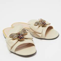 مملوكة مسبقًا Gucci Cream Leather Crystal Embellished Queen Margaret Bee Flat Slides Size 37.5