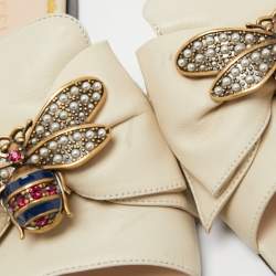 مملوكة مسبقًا Gucci Cream Leather Crystal Embellished Queen Margaret Bee Flat Slides Size 37.5