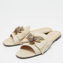 مملوكة مسبقًا Gucci Cream Leather Crystal Embellished Queen Margaret Bee Flat Slides Size 37.5