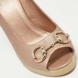 Pre Owned Gucci Metallic Beige Leather Horsebit Peep Toe Wedge Pumps Size 41