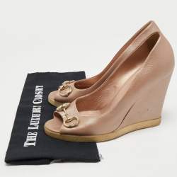 Pre Owned Gucci Metallic Beige Leather Horsebit Peep Toe Wedge Pumps Size 41