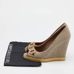 Pre Owned Gucci Grey/Brown Woven Raffia and Leather Charlotte Horsebit Wedge Pumps Size 38.5