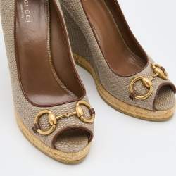 Pre Owned Gucci Grey/Brown Woven Raffia and Leather Charlotte Horsebit Wedge Pumps Size 38.5