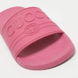 مملوكة مسبقًا Gucci Pink Logo Embossed Rubber Slides Size 35