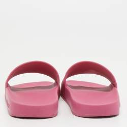 مملوكة مسبقًا Gucci Pink Logo Embossed Rubber Slides Size 35