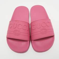 مملوكة مسبقًا Gucci Pink Logo Embossed Rubber Slides Size 35