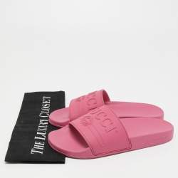 مملوكة مسبقًا Gucci Pink Logo Embossed Rubber Slides Size 35