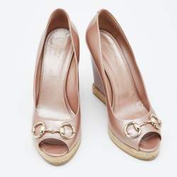 مملوكة مسبقًا Gucci Pink Patent Leather Horsebit Peep Toe Wedge Pumps Size 40