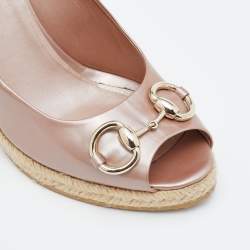 مملوكة مسبقًا Gucci Pink Patent Leather Horsebit Peep Toe Wedge Pumps Size 40