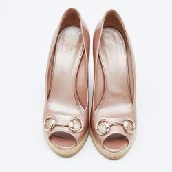 مملوكة مسبقًا Gucci Pink Patent Leather Horsebit Peep Toe Wedge Pumps Size 40
