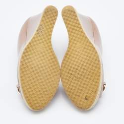 مملوكة مسبقًا Gucci Pink Patent Leather Horsebit Peep Toe Wedge Pumps Size 40