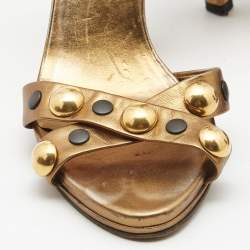 مملوكة مسبقًا Gucci Metallic Gold Leather Studded Ankle Strap Sandals Size 37.5