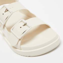 مملوكة مسبقًا Gucci White Rubber Double Buckle Slingback Flat Sandals Size 37