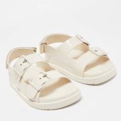 مملوكة مسبقًا Gucci White Rubber Double Buckle Slingback Flat Sandals Size 37