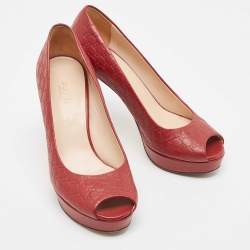 مملوكة مسبقًا Gucci Dark Red Microguccissima Leather Peep Toe Platform Pumps Size 37