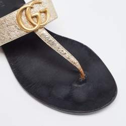 مملوكة مسبقًا Gucci Gold Crinkled Leather GG Marmont Thong Flats Size 37.5