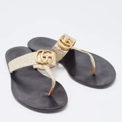 مملوكة مسبقًا Gucci Gold Crinkled Leather GG Marmont Thong Flats Size 37.5