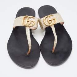 مملوكة مسبقًا Gucci Gold Crinkled Leather GG Marmont Thong Flats Size 37.5