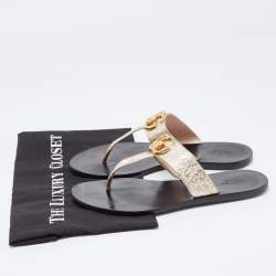مملوكة مسبقًا Gucci Gold Crinkled Leather GG Marmont Thong Flats Size 37.5