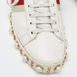 حذاء رياضي غوتشي مرتفع من أعلى مزخرف لؤلؤ صناعي نيو أيس تفاصيل ويب حواف جلد ثعبان جلد أبيض مقاس 36.5
