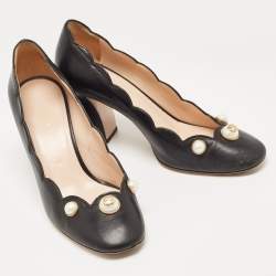 مملوكة مسبقًا Gucci Black Scalloped Leather Faux Pearl Embellished Willow Pumps Size 38