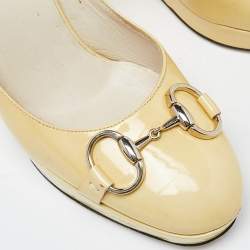 مملوكة مسبقًا Gucci Yellow Patent Leather Horsebit Wedge Pumps Size 39.5