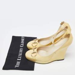مملوكة مسبقًا Gucci Yellow Patent Leather Horsebit Wedge Pumps Size 39.5