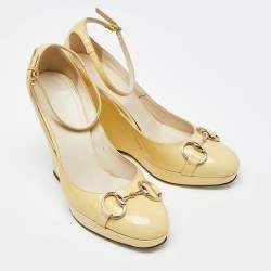 مملوكة مسبقًا Gucci Yellow Patent Leather Horsebit Wedge Pumps Size 39.5