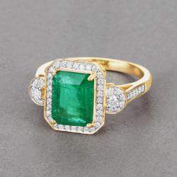 Pre Owned خاتم بارز من الزمرد الزامبي والألماس بوزن 2.56 قيراط من الذهب الأصفر عيار 14 ومقاس أمريكي 7