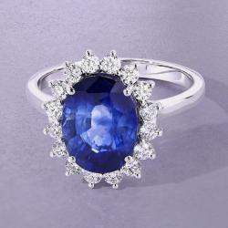 مملوكة مسبقًا خاتم هالو من الياقوت الأزرق السيلاني والألماس بوزن 4.06 قيراط من الذهب الأبيض عيار 18 ومقاس أمريكي 7