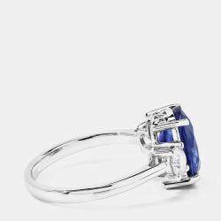 مملوكة مسبقًا خاتم من ثلاثة أحجار من الياقوت الأزرق السريلانكي والماس بوزن 3.85 قيراط من الذهب الأبيض عيار 18 ومقاس أمريكي 7