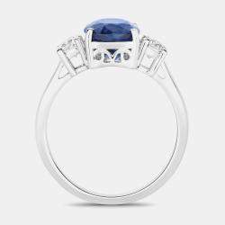 مملوكة مسبقًا خاتم من ثلاثة أحجار من الياقوت الأزرق السريلانكي والماس بوزن 3.85 قيراط من الذهب الأبيض عيار 18 ومقاس أمريكي 7