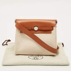 مملوكة مسبقًا Hermès Ecru/Natural Toile Canvas and Vache Leather Herbag Zip 20 Bag