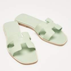مملوكة مسبقًا Hermes Green Leather Oran Flat Slides Size 38