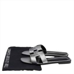 مملوكة مسبقًا Hermes Metallic Silver Leather Oran Flat Sandals Size 38