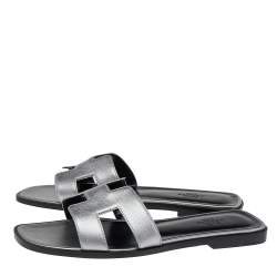 مملوكة مسبقًا Hermes Metallic Silver Leather Oran Flat Sandals Size 38