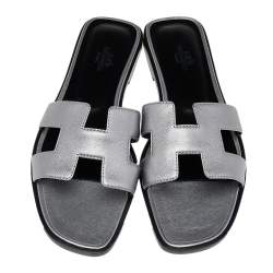 مملوكة مسبقًا Hermes Metallic Silver Leather Oran Flat Sandals Size 38
