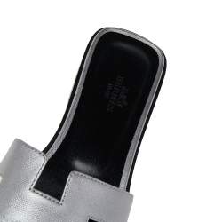 مملوكة مسبقًا Hermes Metallic Silver Leather Oran Flat Sandals Size 38