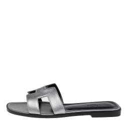 مملوكة مسبقًا Hermes Metallic Silver Leather Oran Flat Sandals Size 38
