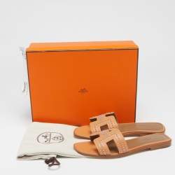 مملوكة مسبقًا صندل سلايد هيرمس أوران فلات جلد خوخي مرصع مقاس 37.5
