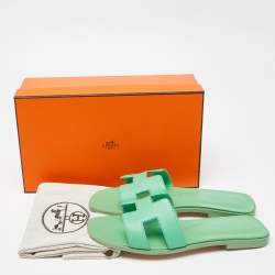 مملوكة مسبقًا Hermes Green Leather Oran Flat Slides Size 38