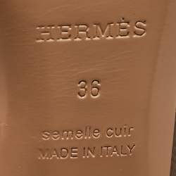 مملوكة مسبقًا صندل هيرمس فتحة كعب نايت جلد بنى مقاس 39.5 