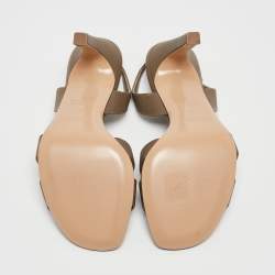 مملوكة مسبقًا صندل هيرمس فتحة كعب نايت جلد بنى مقاس 39.5 