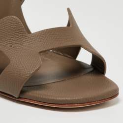 مملوكة مسبقًا صندل هيرمس فتحة كعب نايت جلد بنى مقاس 39.5 