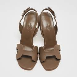 مملوكة مسبقًا صندل هيرمس فتحة كعب نايت جلد بنى مقاس 39.5 